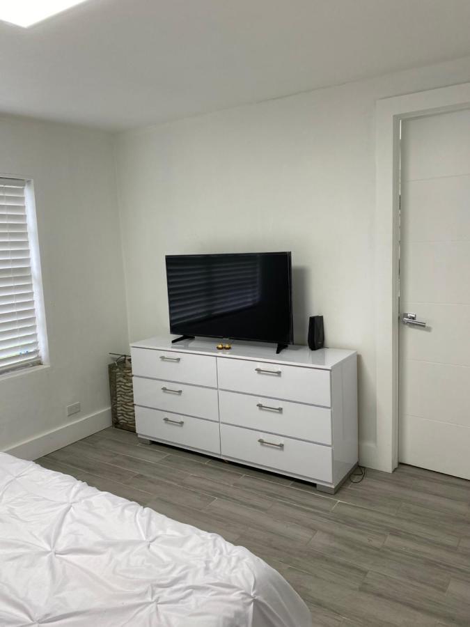 Modern Home, Excellent Location マイアミ エクステリア 写真